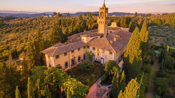 A historic building with a tower, surrounded by lush greenery and a well-maintained garden. - Montegufoni 8 - Apartment with swimming pool (Montegufoni)
