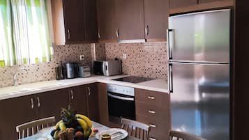 Maison, 3 chambres, vue montagne | Cuisine privée | Grand réfrigérateur, micro-ondes, four, plaque de cuisson