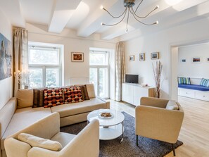 Tv, ett filmbibliotek och en stereo