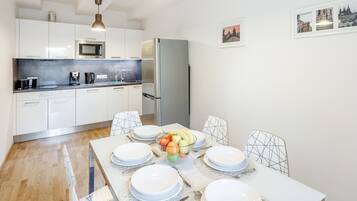 Geladeira, micro-ondas, fogão, lava-louças