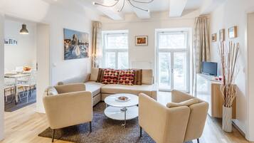 TV, videoteca, impianto stereo