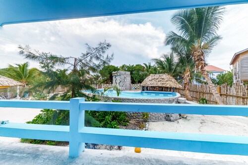 Island Paradise Suite with WiFi, Partial AC & Pool, Rooftop Patio & BBQ Area