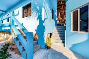 Property grounds - Affordable Suite on Gated Property with Rooftop Deck, WiFi, AC, and Shared Pool (Caye Caulker)