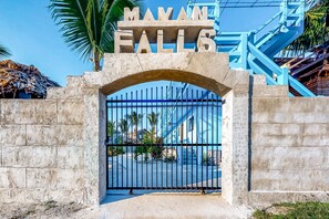 Exterior detail - Affordable Suite on Gated Property with Rooftop Deck, WiFi, AC, and Shared Pool (Caye Caulker)