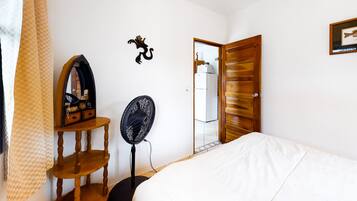 1 slaapkamer, een strijkplank/strijkijzer, wifi, beddengoed