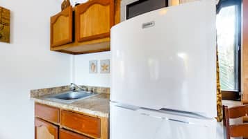 Køleskab, mikrobølgeovn, kaffe-/temaskine, brødrister