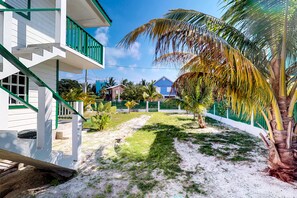 Property grounds - Breezy Modern Home in Quiet Neighborhood with Bikes, WiFi, and Partial AC (Caye Caulker)