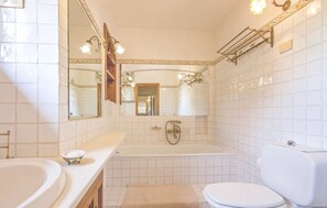 A bathroom with a bathtub, toilet, and sink. - Beautiful villa for 6 guests with WIFI, private pool, TV and panoramic view (Rignano Sull'arno)