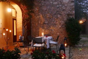 Outdoor dining - Beautiful apartment in villa with pool, WIFI, TV, patio and panoramic view, close to San Gimignano (Colle Di Val D’elsa)