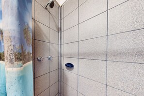 Towels - Budget-Friendly Suite with WiFi, AC, Shared Pool & Grill - Bike to Beach (Caye Caulker)