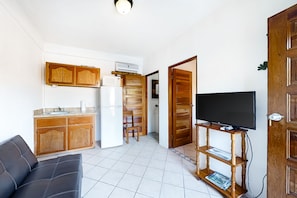 TV - Affordable Suite with WiFi, Partial AC, Shared Rooftop Deck, Pool, and Grill (Caye Caulker)