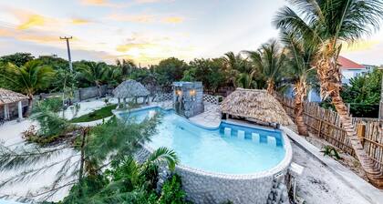 Suite confortable avec vue sur la piscine partagée - excellent emplacement, promenade rapide vers la plage!