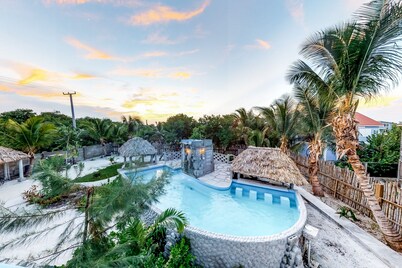 Cozy Suite for Two with WiFi, AC, Shared Pool, Grill & Sunsets from the Rooftop