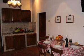 Dining - Cosy apartment in villa for 2 people with pool, TV, patio and pets allowed (Colle Di Val D'elsa)