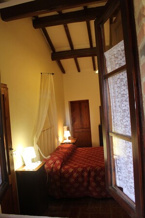 1 habitación, cuna de viaje y ropa de cama 