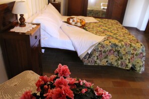 2 bedrooms, travel cot, bed sheets
