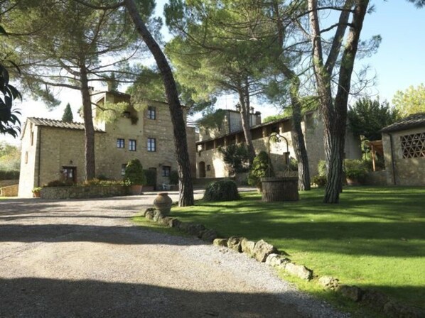 Property grounds - Beautiful apartment in villa for 4 guests with pool, TV, patio and pets allowed (Colle Di Val D'elsa)