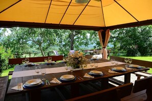 Outdoor dining - Private Villa with sauna, WIFI, A/C, hot tub, private pool, TV, patio, pets allowed, panoramic view (Grezzano)