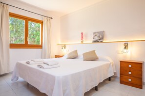 4 makuuhuonetta, silitysrauta/-lauta, vuodevaatteet