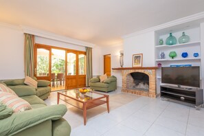 TV, fireplace, books - SA ROQUETA - Chalet with terrace in Porto Petro. (Porto Petro)