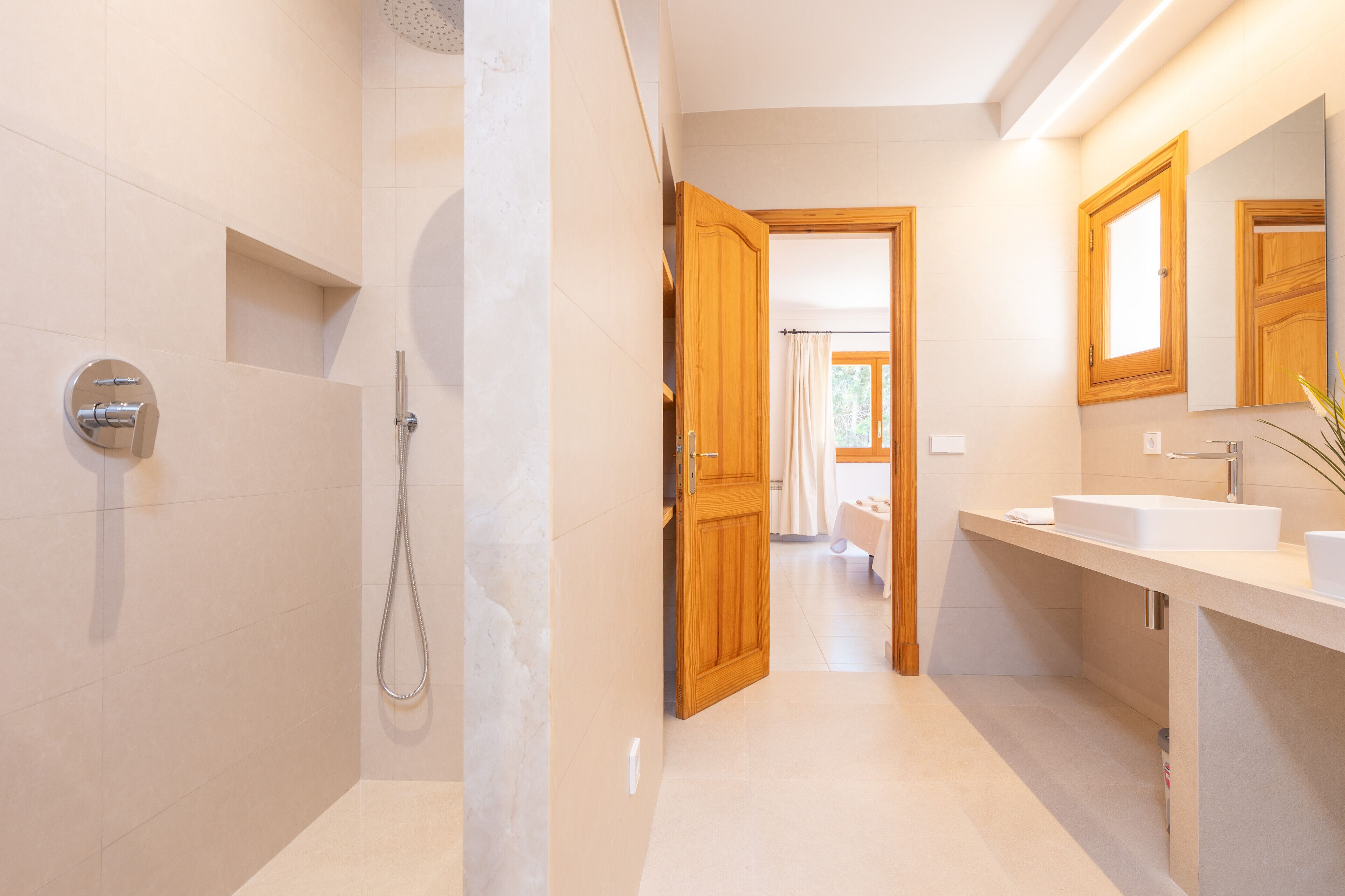 Combined shower/tub, hair dryer, bidet, towels
