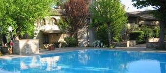 Beautiful apartment in villa for 4 guests with pool, TV, patio, pets allowed and parking
