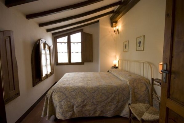 2 habitaciones, cuna de viaje y ropa de cama 