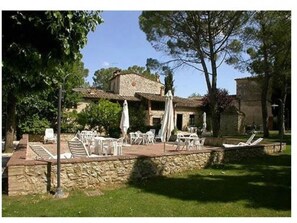 Outdoor dining - Lovely apartment in villa for 4 guests with pool, TV, patio and pets allowed (Colle Di Val D'elsa)