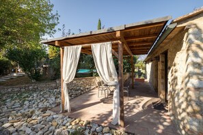 Terrace/patio - Nice apartment in villa for 4 guests with pool, TV, patio and pets allowed (Colle Di Val D'elsa)