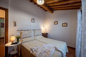 2 bedrooms, travel crib, bed sheets - Beautiful apartment in villa for 4 people with pool, TV, patio and pets allowed (Colle Di Val D'elsa)