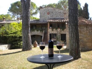 Property grounds - Cosy apartment in villa for 2 people with pool, TV, patio and pets allowed (Colle Di Val D'elsa)
