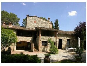 Exterior - Cosy apartment in villa for 2 people with pool, TV, patio and pets allowed (Colle Di Val D'elsa)