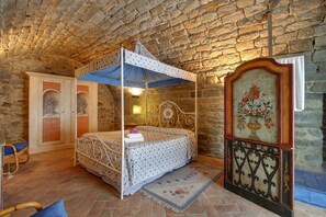 5 bedrooms, travel cot, free WiFi