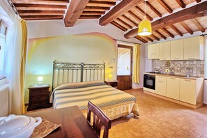 5 bedrooms, travel cot, free WiFi, wheelchair access - Casale Tiziano - Country Villa with swimming pool in Umbria (Fighille)