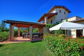 Outdoor dining - Casale Tiziano - Country Villa with swimming pool in Umbria (Fighille)