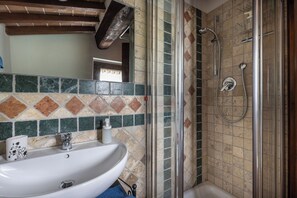 Shower, hair dryer, bidet - Casale Tiziano - Country Villa with swimming pool in Umbria (Fighille)