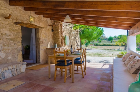 Outdoor dining. SA ROTA (DEN JOAN PORRERENC) - House with terrace in Montuïri. Free WiFi