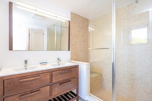 Dusche, Haartrockner, Bidet, Handtücher