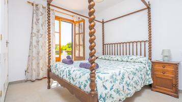 4 bedrooms, iron/ironing board, free WiFi, bed sheets