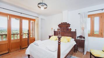 5 bedrooms, iron/ironing board, free WiFi, bed sheets