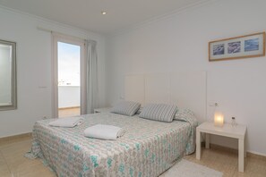 3 bedrooms, iron/ironing board, free WiFi, bed sheets - CASA ACOGEDORA - Chalet with terrace in Portocolom. Free WiFi (Portocolom)
