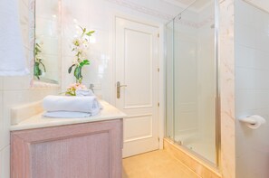 Een bad/douchecombinatie, een haardroger, een bidet, handdoeken