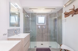 Een douche, een haardroger, handdoeken
