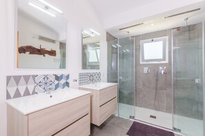 Shower, hair dryer, towels - LA SORT LLARGA (CAMPOMAR) - Villa with private pool in Pollensa. Free WiFi (Pollen��a)