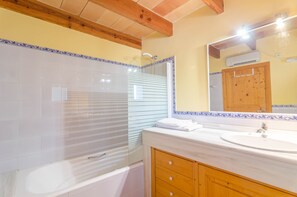 Duschwanne, Haartrockner, Bidet, Handtücher