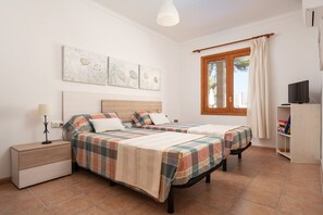 3 bedrooms, iron/ironing board, free WiFi, bed sheets