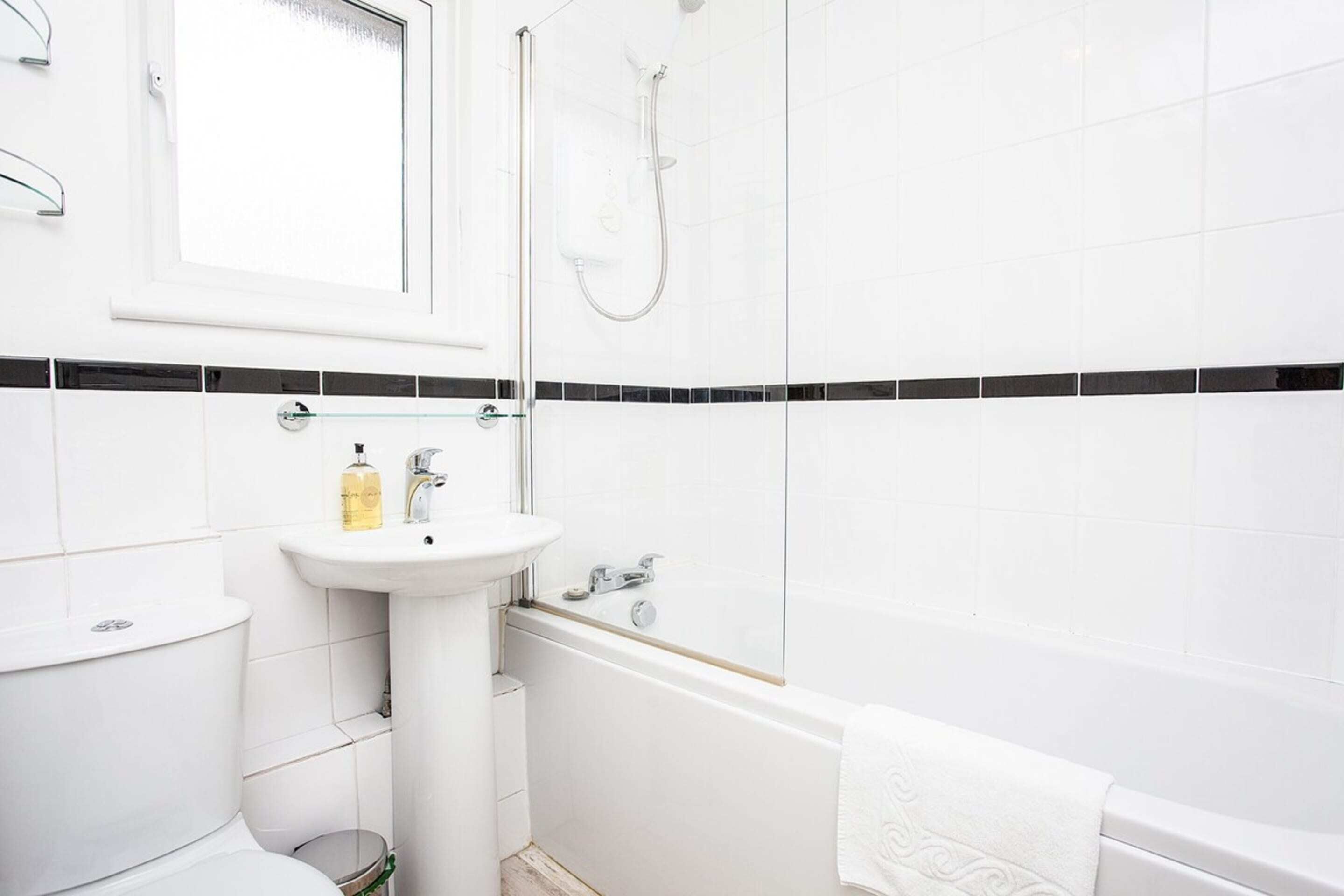 Apartment, 1 Schlafzimmer | Badezimmer | Badewanne und Dusche (separat), kostenlose Toilettenartikel