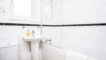 Apartment, 1 Schlafzimmer | Badezimmer | Badewanne und Dusche (separat), kostenlose Toilettenartikel