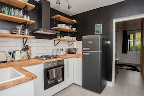 Apartment, 1 Bedroom | Private kitchen | Fridge, microwave, oven, stovetop - Modern Central 1 Bed in Clerkenwell - sleeps 4 (London)