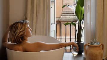 Suite (Private SPA) | Premium bedding, minibar, in-room safe, individually decorated